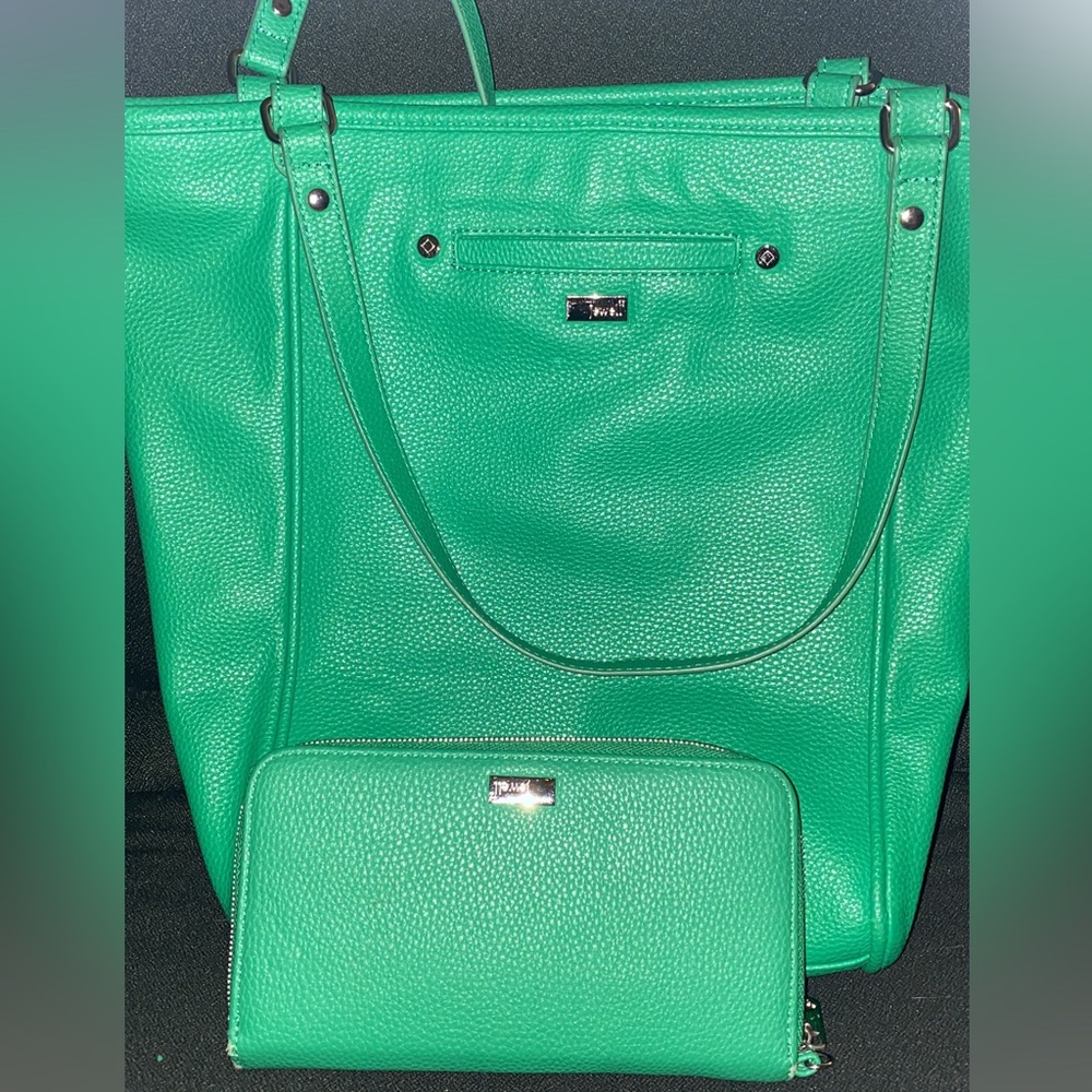 Thirty-one Jewell Trojan Green Purse with matching wallet.  Excellent condition